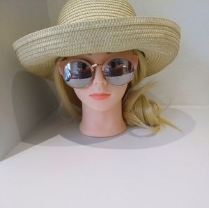 Adorable hat!🥰🏝🏖